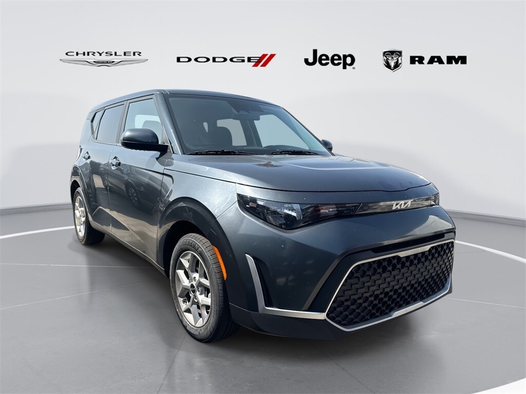 2023 Kia Soul LX photo 2