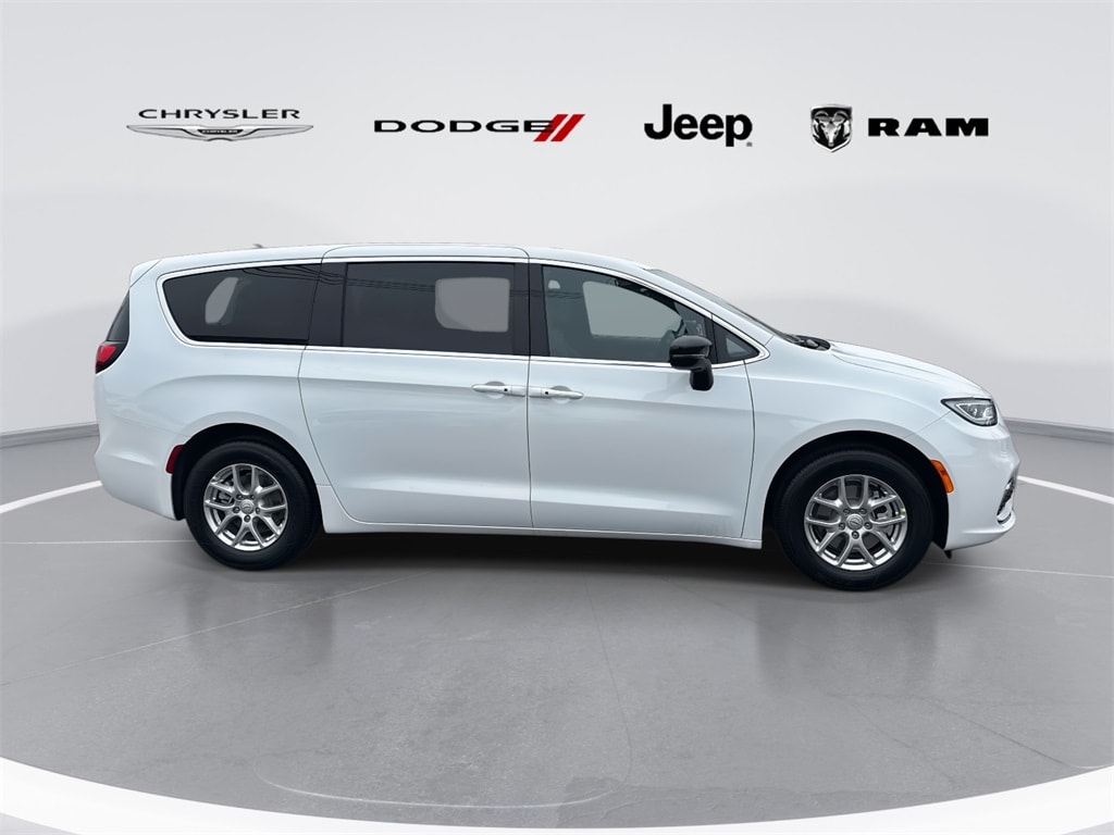 New 2026 Chrysler Pacifica Select Passenger Van