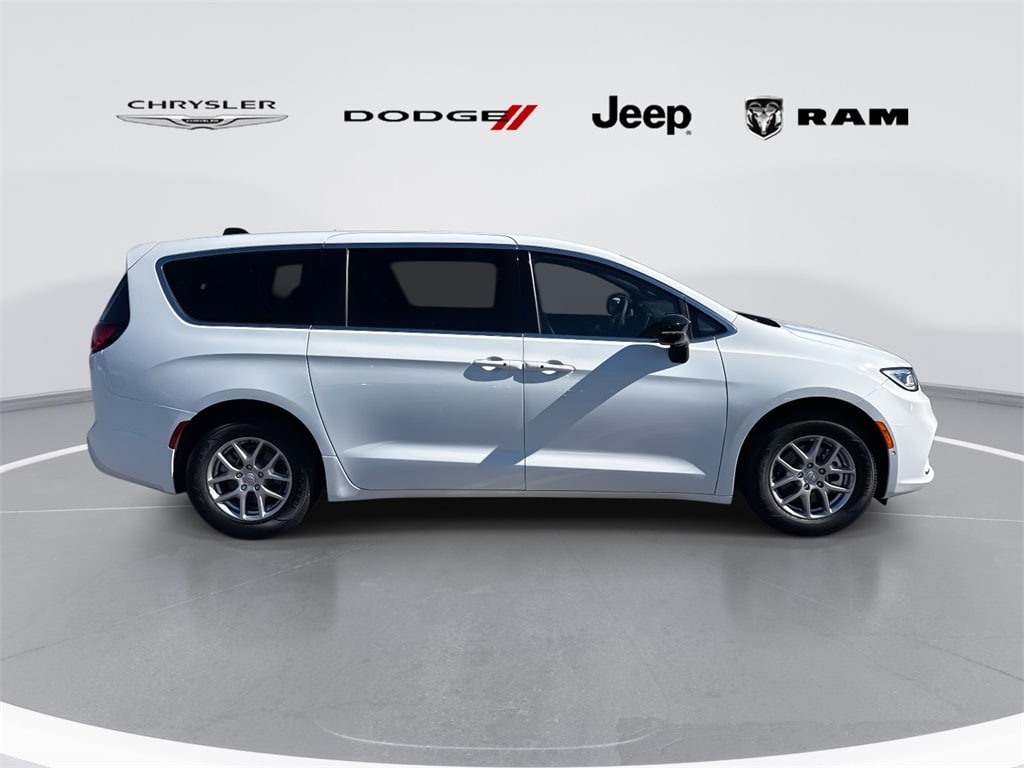 New 2026 Chrysler Pacifica Select Passenger Van