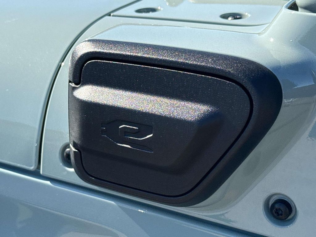 2024 Jeep Wrangler 4xe Sahara photo 3