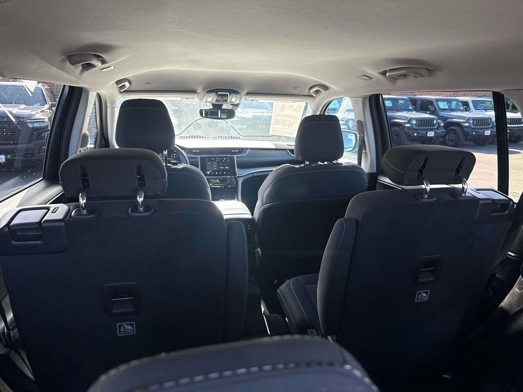 2023 Jeep Grand Cherokee L Laredo photo 5