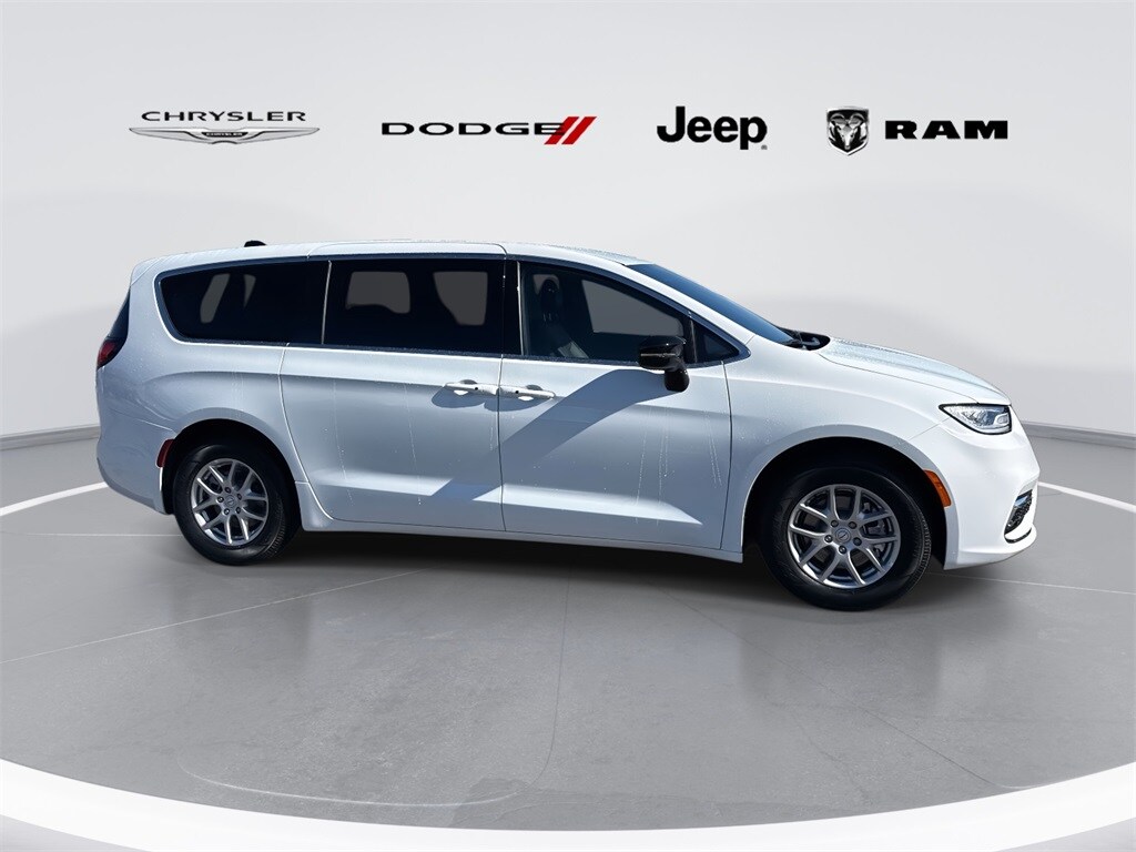 New 2026 Chrysler Pacifica Select Passenger Van