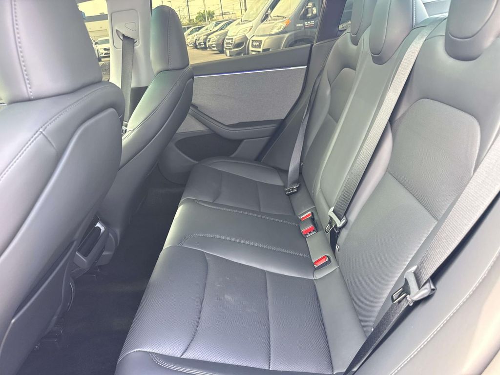 2025 Tesla Model 3 photo 3