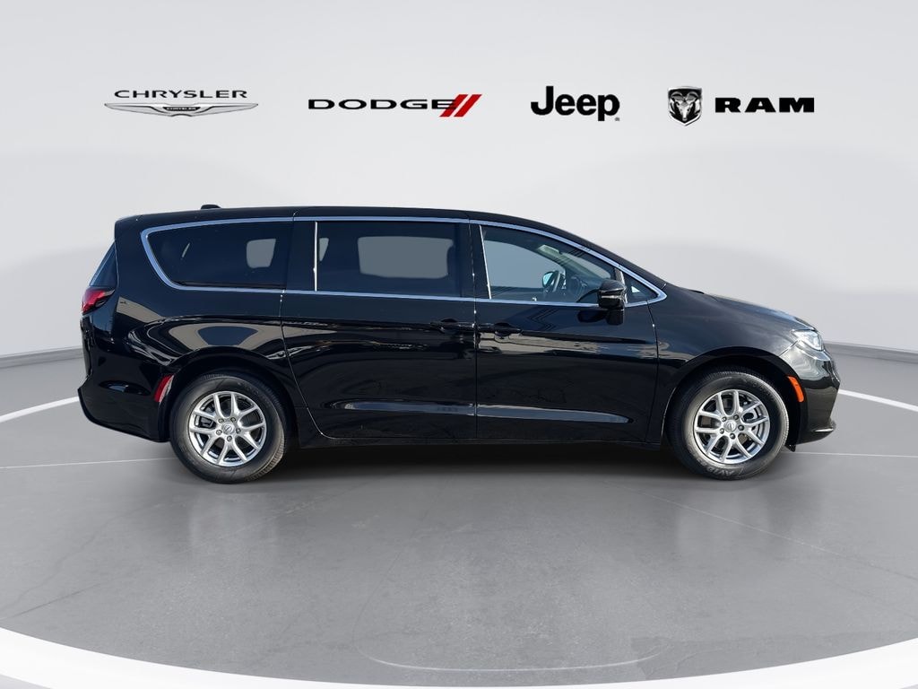 New 2026 Chrysler Pacifica Select Passenger Van
