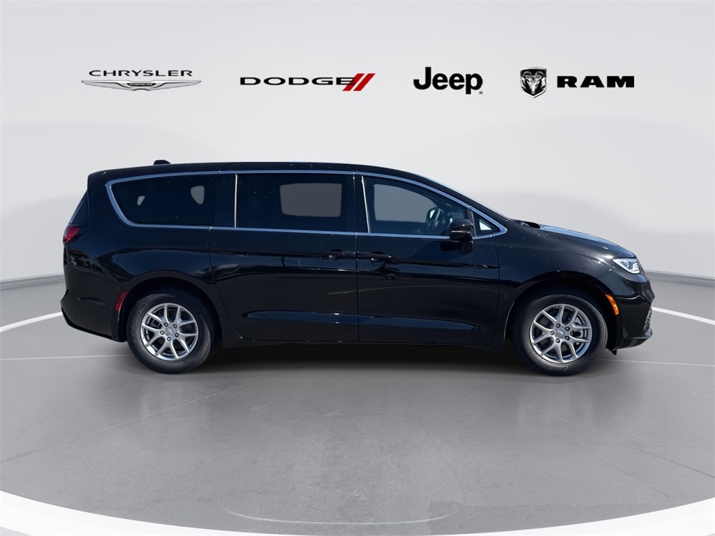 New 2026 Chrysler Pacifica Select Passenger Van