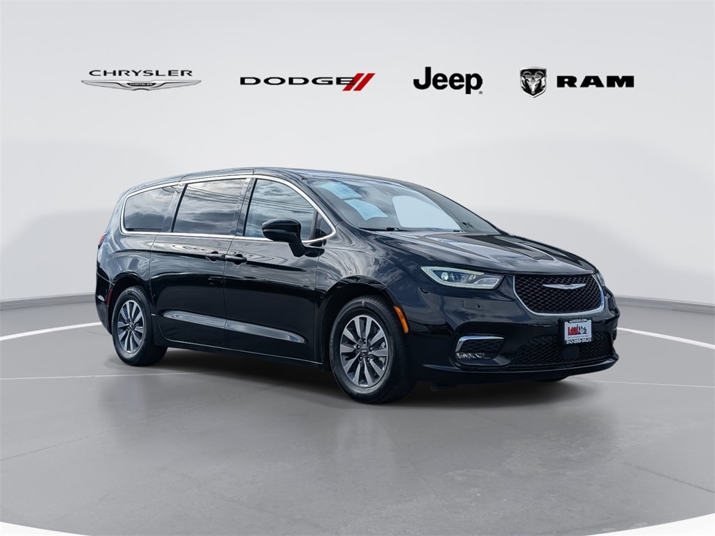 2024 Chrysler Pacifica PHEV Select's photo