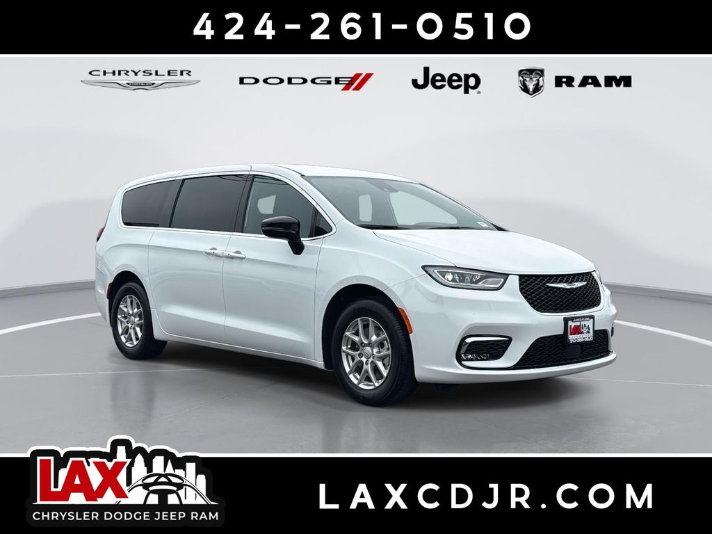 2026 Chrysler Pacifica Select's photo
