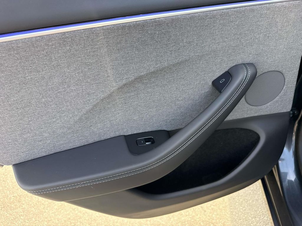 2025 Tesla Model 3 photo 6