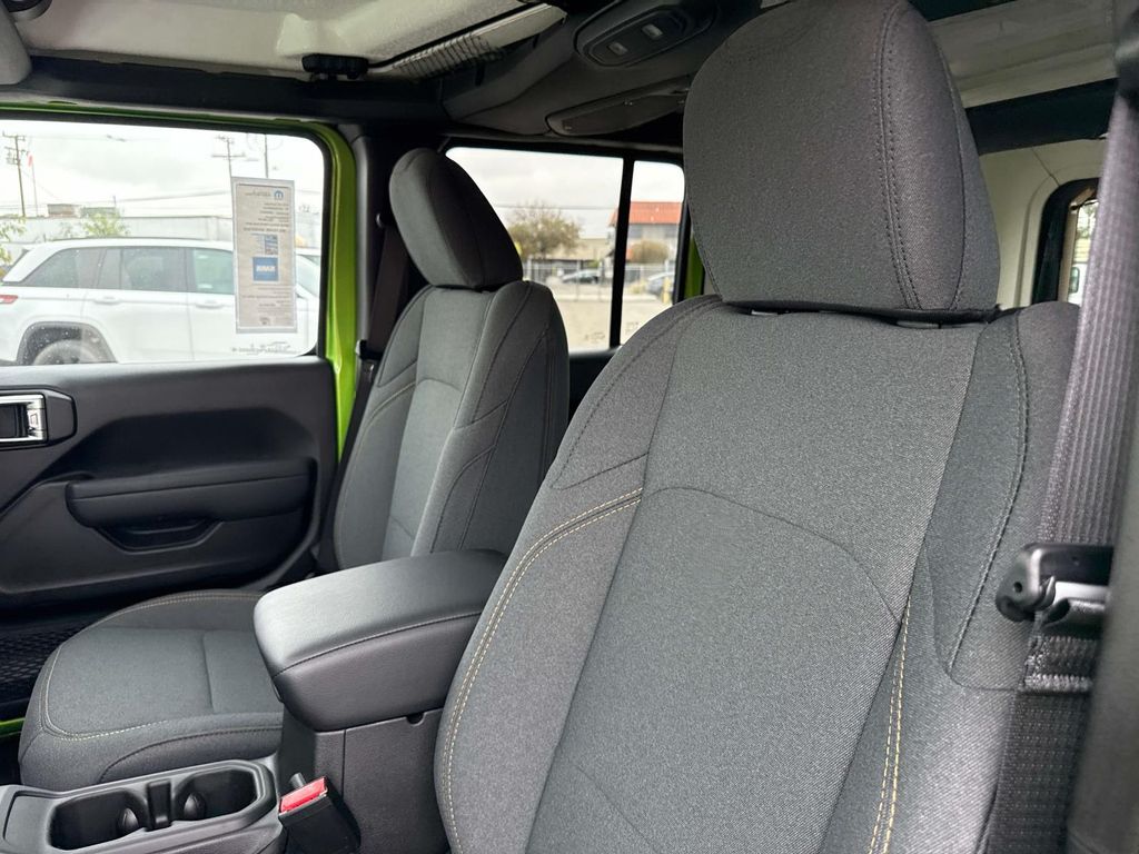 2025 Jeep Wrangler 4-Door Willys - Photo 9