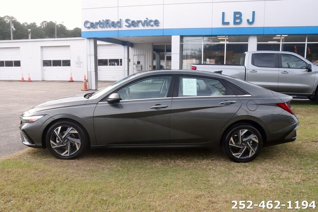 2025 Hyundai Elantra Limited photo 2