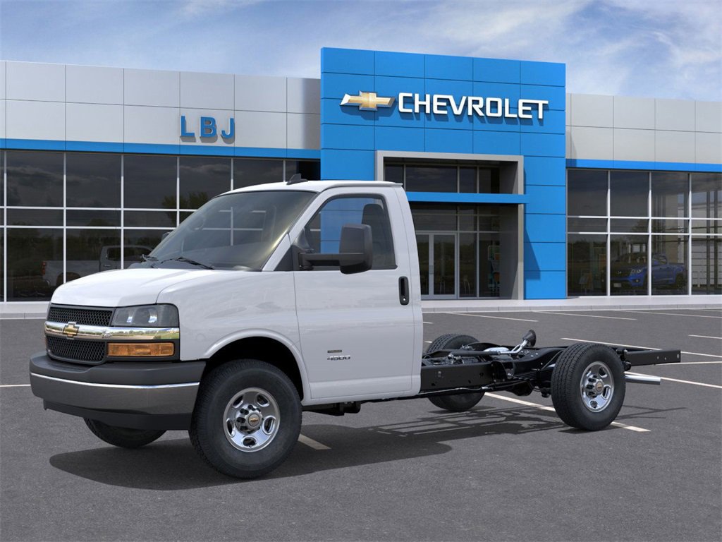 2025 Chevrolet Express 3500 Cutaway Van photo 2