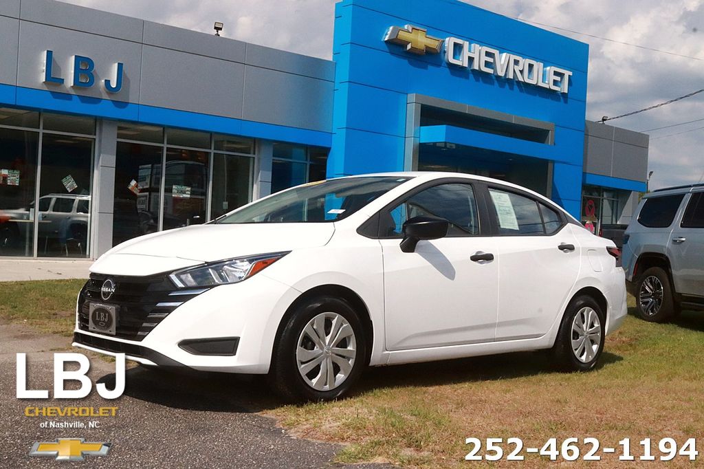 2023 Nissan Versa 1.6 S CVT's photo