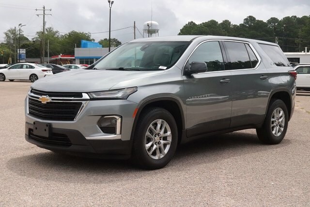2023 Chevrolet Traverse LS photo 2