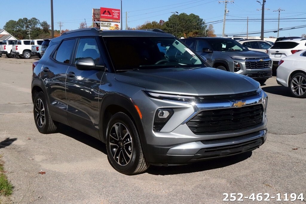 2025 Chevrolet Trailblazer LT photo 2