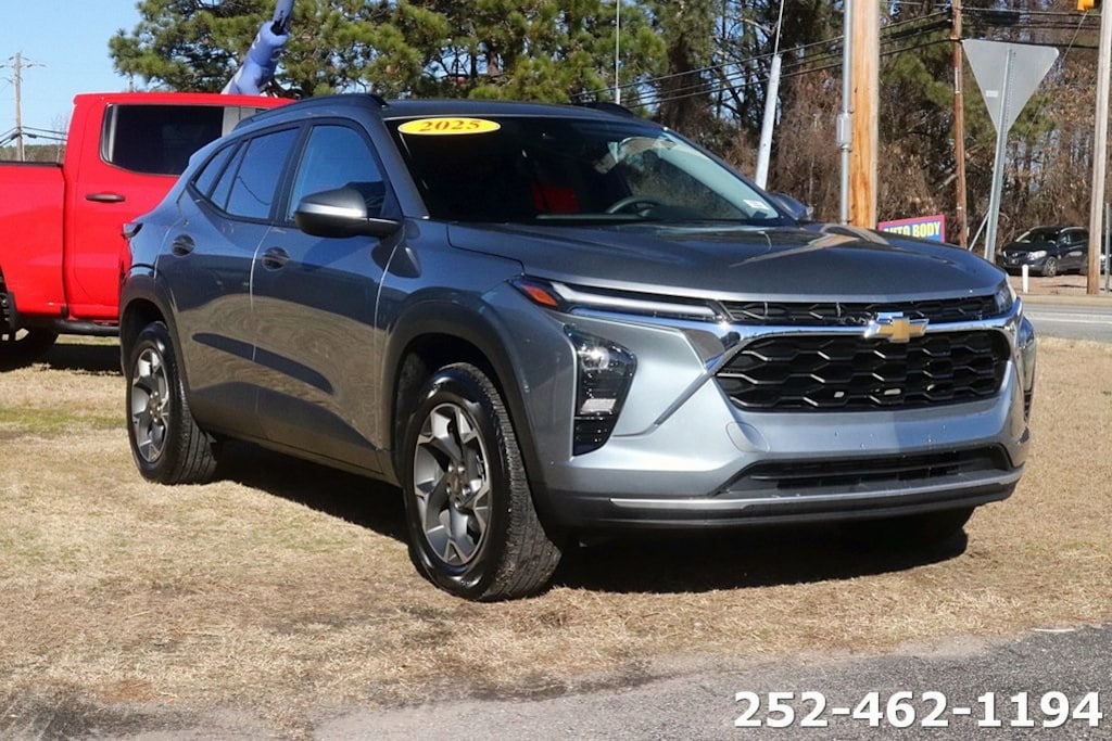 Used 2025 Chevrolet Trax LT SUV