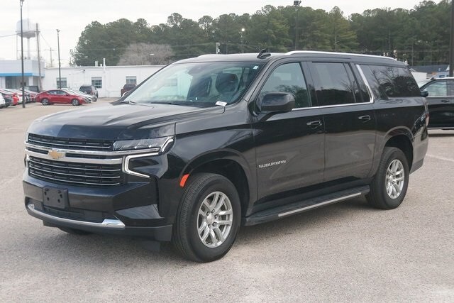 2023 Chevrolet Suburban LT photo 3