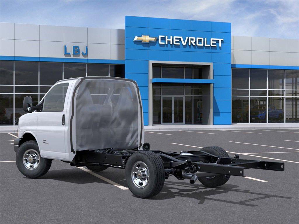 2025 Chevrolet Express 3500 Cutaway Van photo 3
