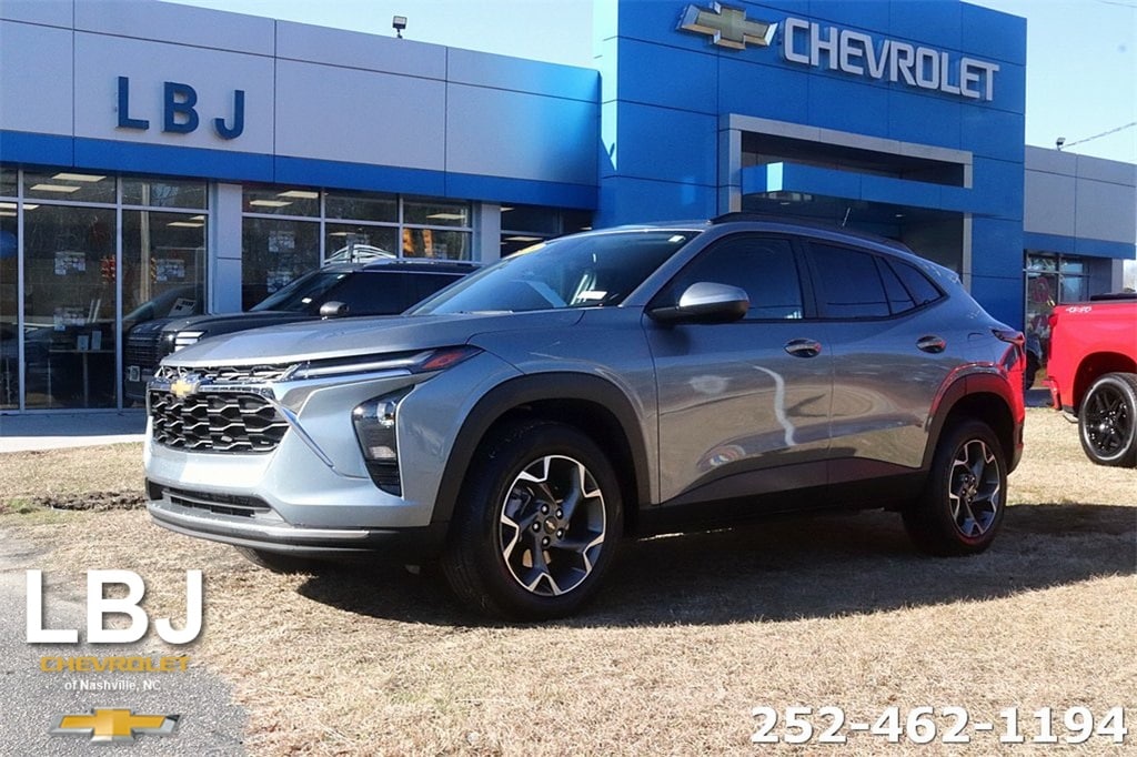 Used 2025 Chevrolet Trax LT SUV