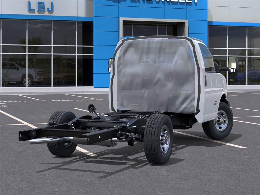 2025 Chevrolet Express 3500 Cutaway Van photo 4