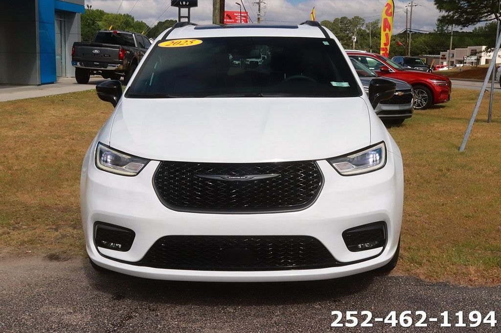 Used 2025 Chrysler Pacifica Limited Van Passenger Van