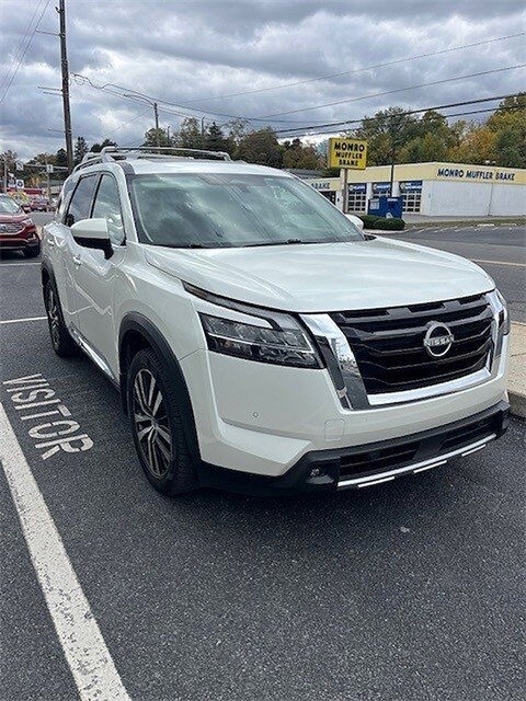 2023 Nissan Pathfinder Platinum photo 2