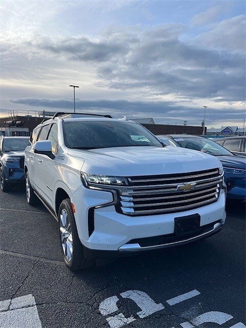 2021 Chevrolet Suburban High Country photo 3