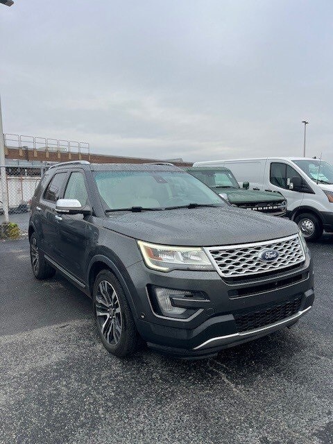 2017 Ford Explorer Platinum photo 2