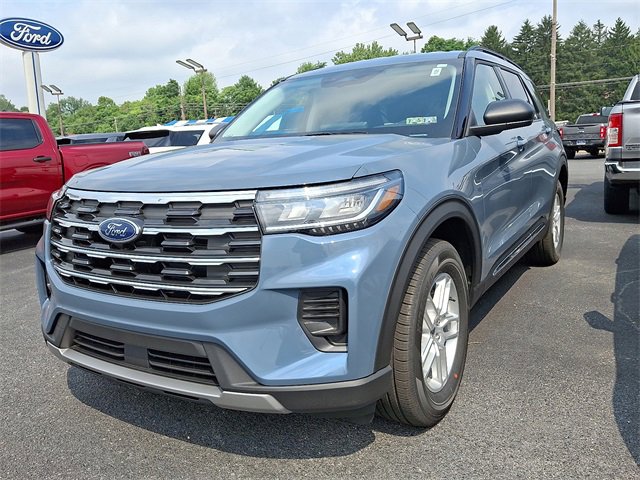 2025 Ford Explorer photo 2