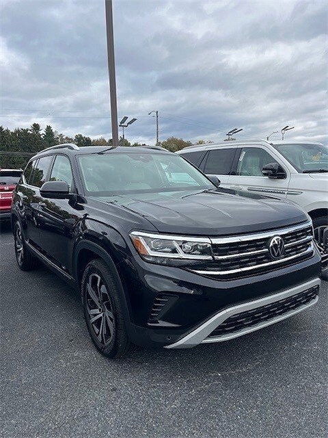 2023 Volkswagen Atlas SEL photo 2