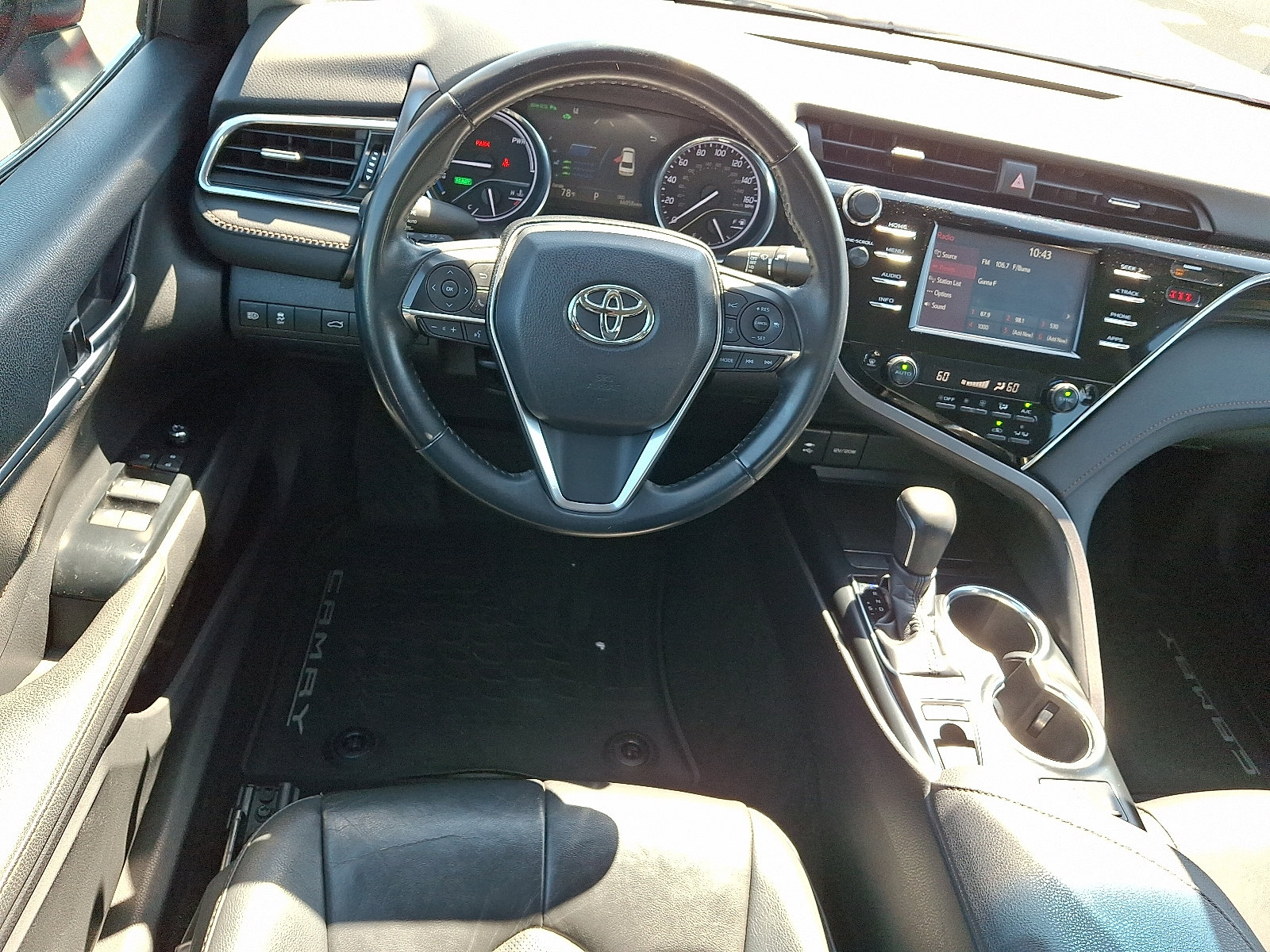 2018 Toyota Camry XLE Hybrid - Photo 11