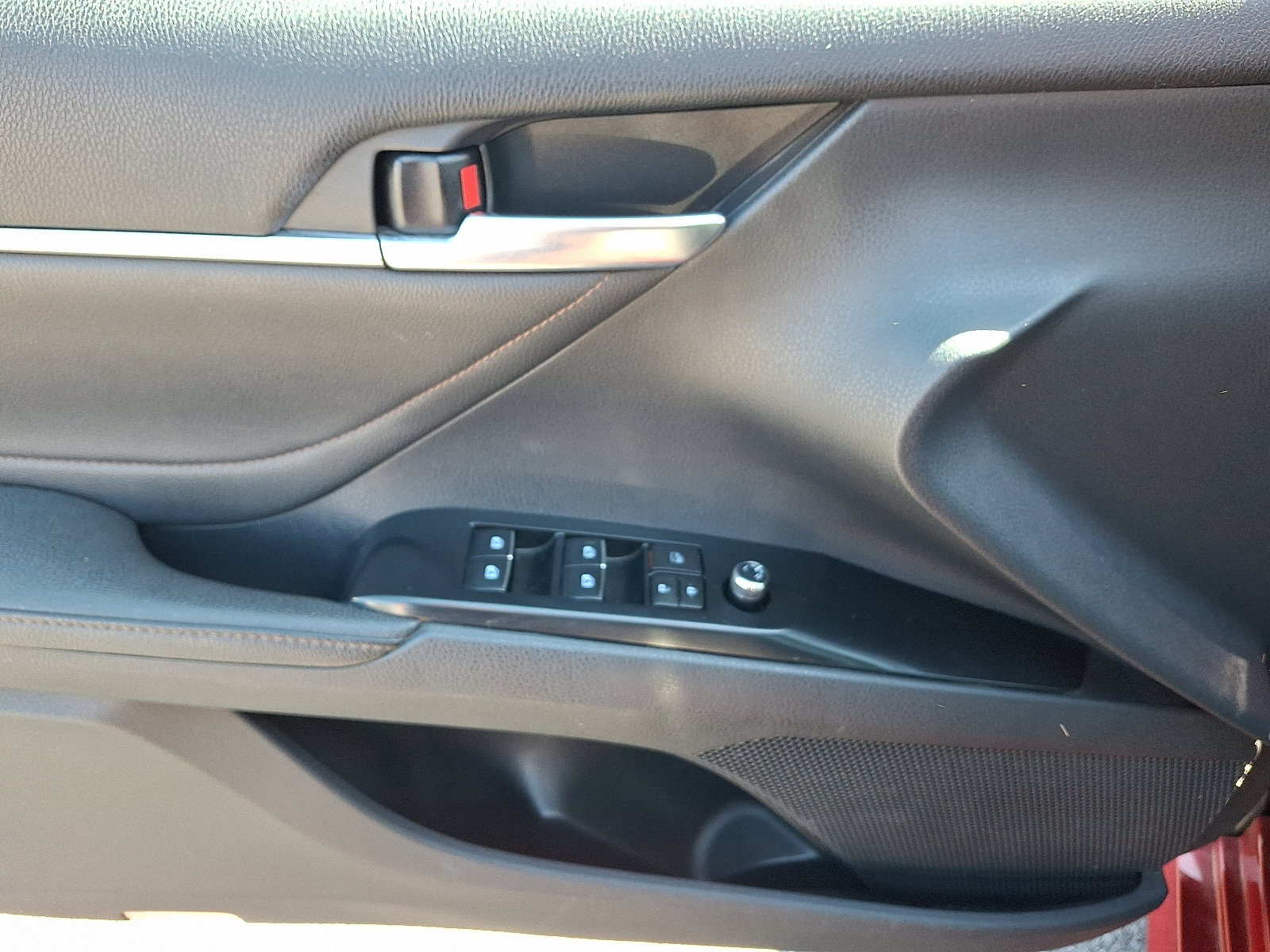 2018 Toyota Camry XLE Hybrid - Photo 12
