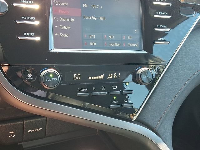 2018 Toyota Camry XLE Hybrid - Photo 16