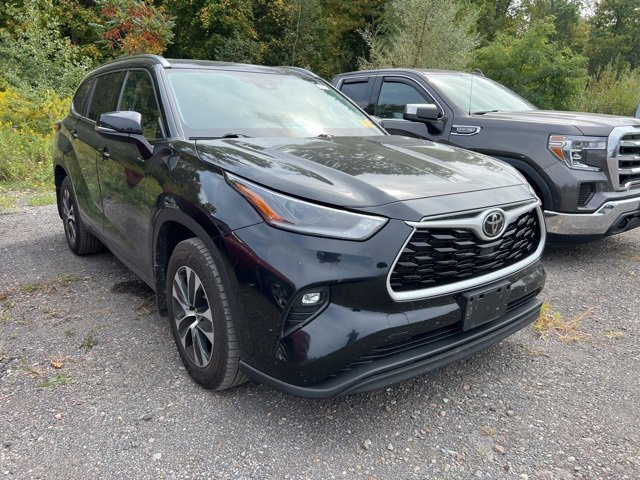 2021 Toyota Highlander XLE photo 3