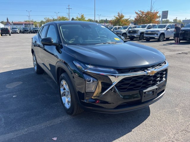 2024 Chevrolet Trax LS photo 2