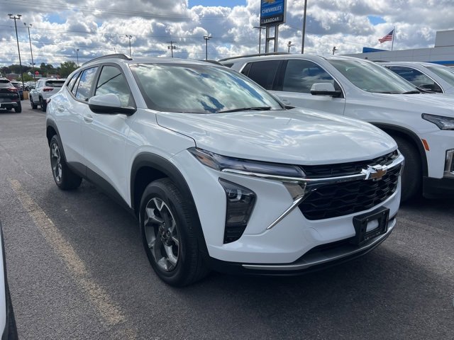 2024 Chevrolet Trax LT photo 2
