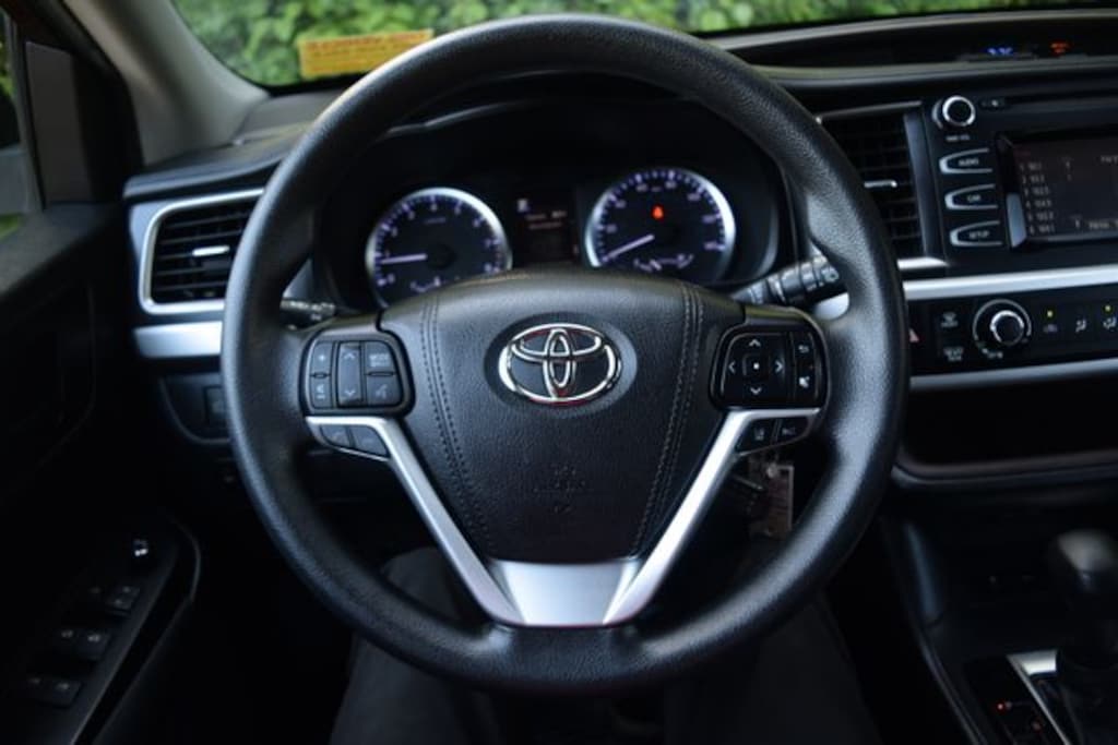 Used 2019 Toyota Highlander LE I4 SUV