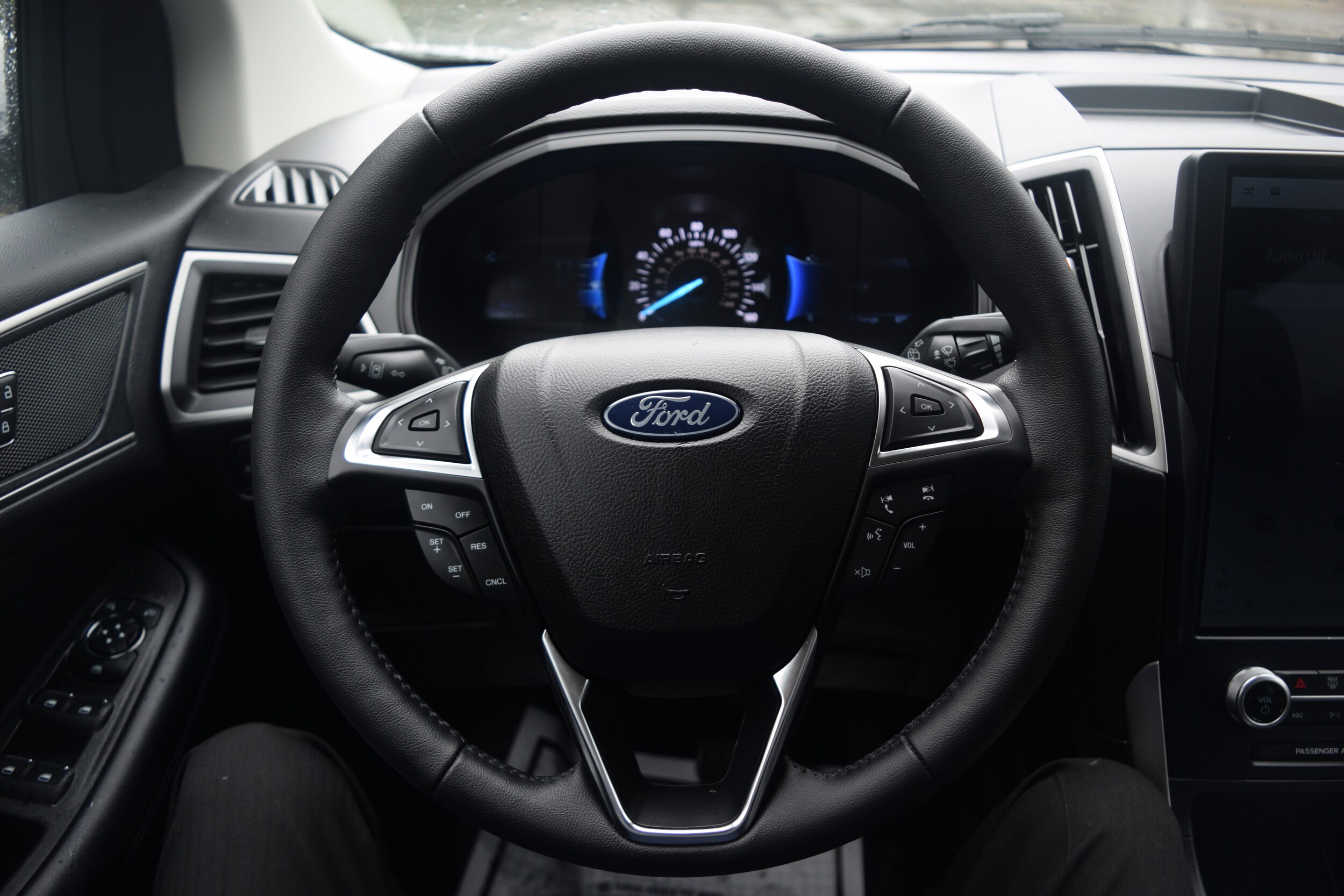 2022 Ford Edge SEL photo 4