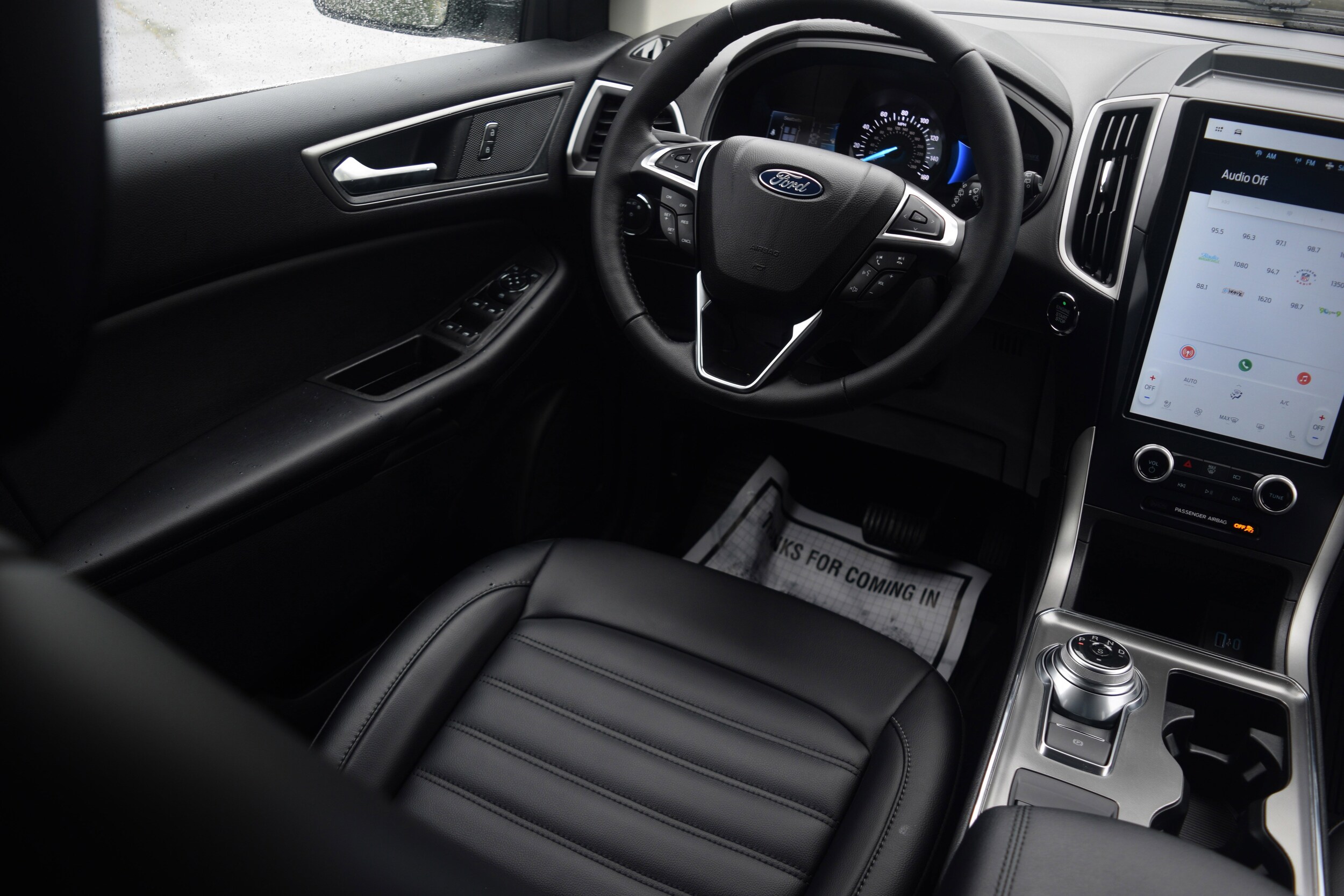 2022 Ford Edge SEL photo 2