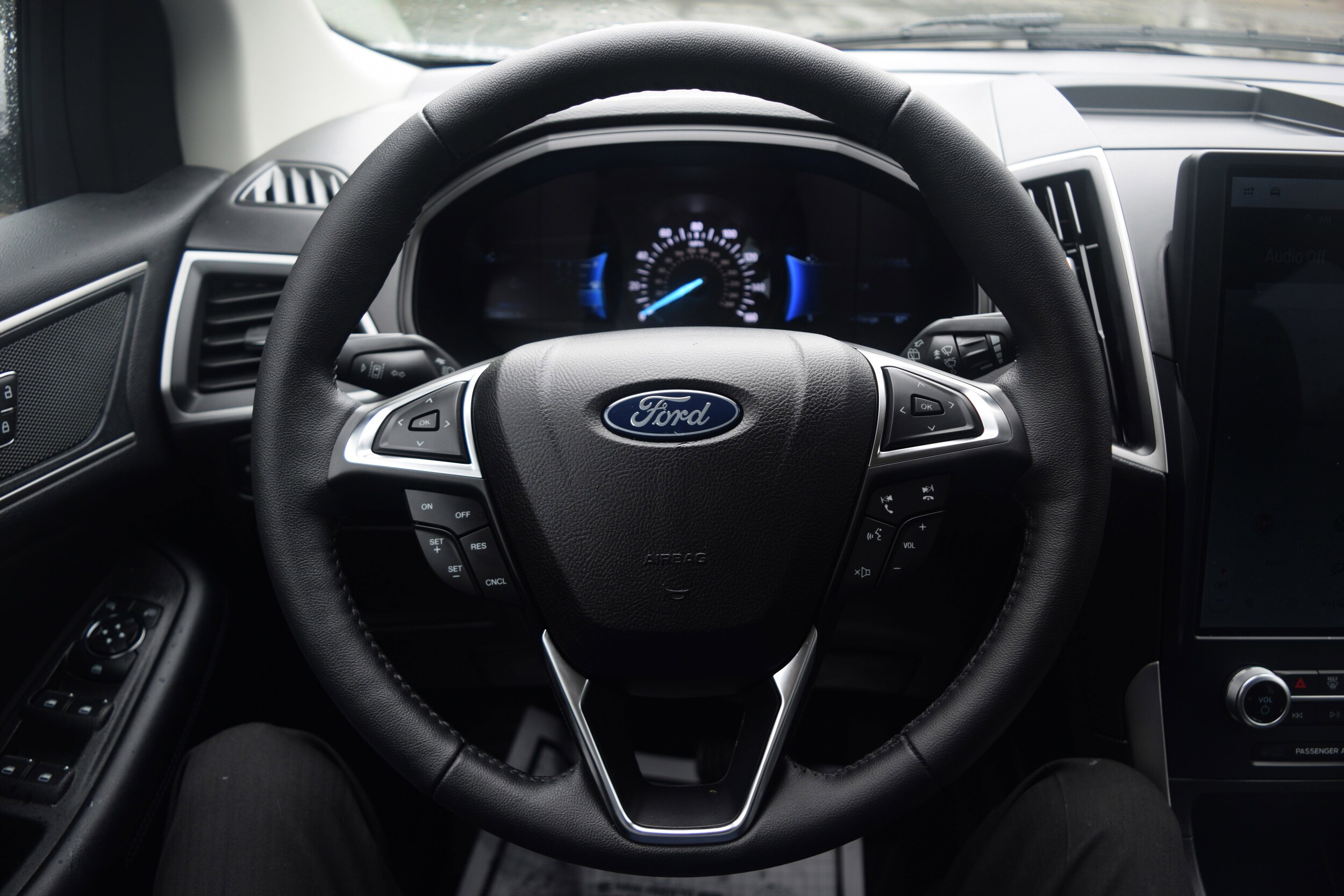 2022 Ford Edge SEL photo 4