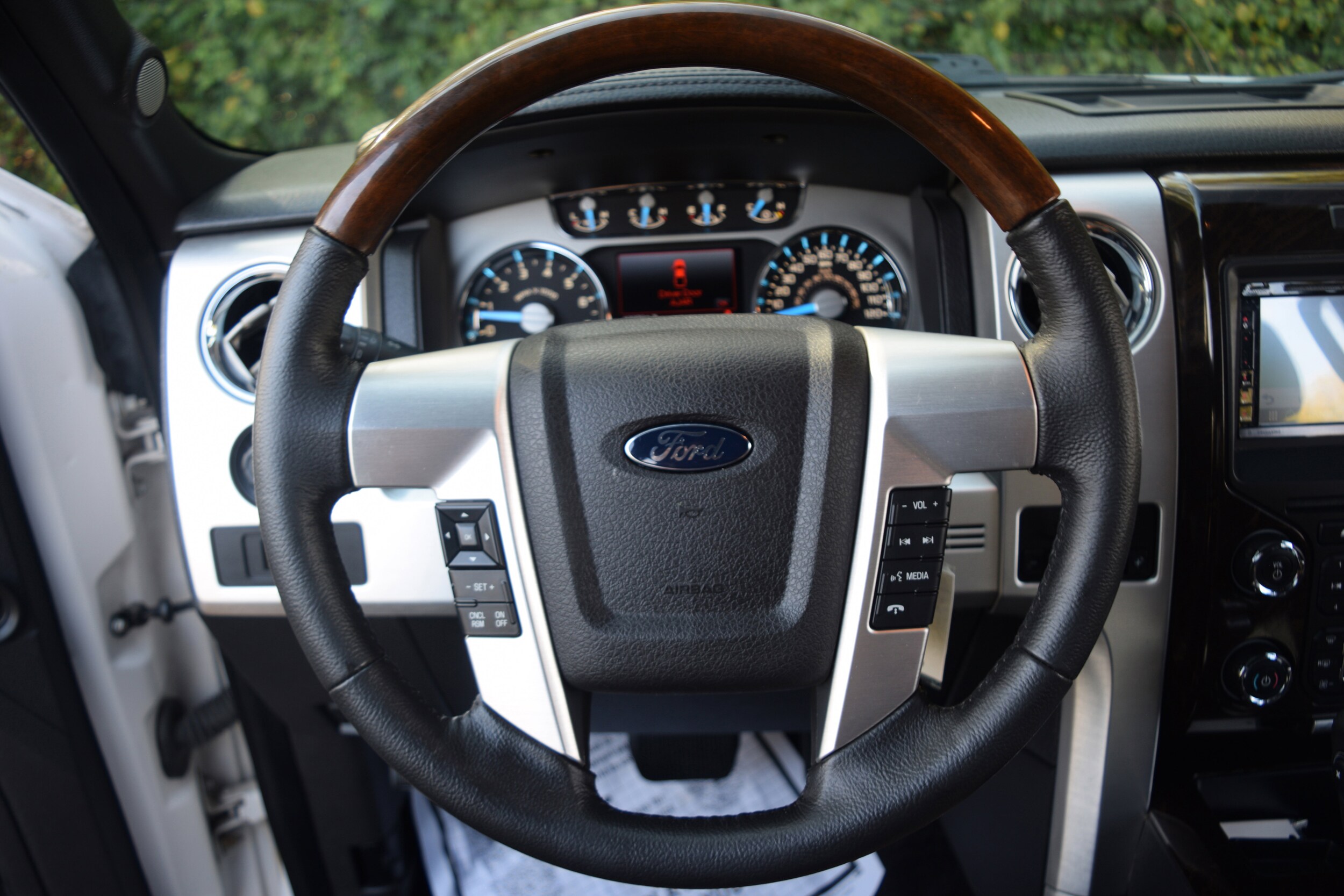 2014 Ford F-150 Platinum photo 4