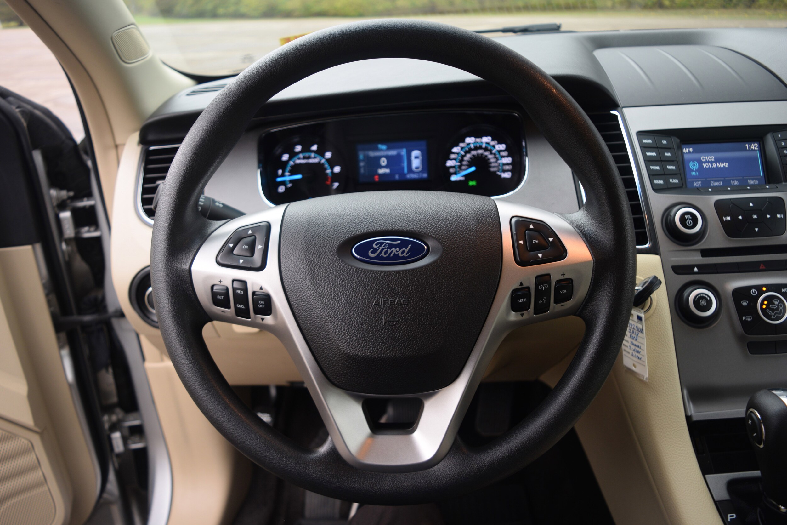 2017 Ford Taurus SE photo 3