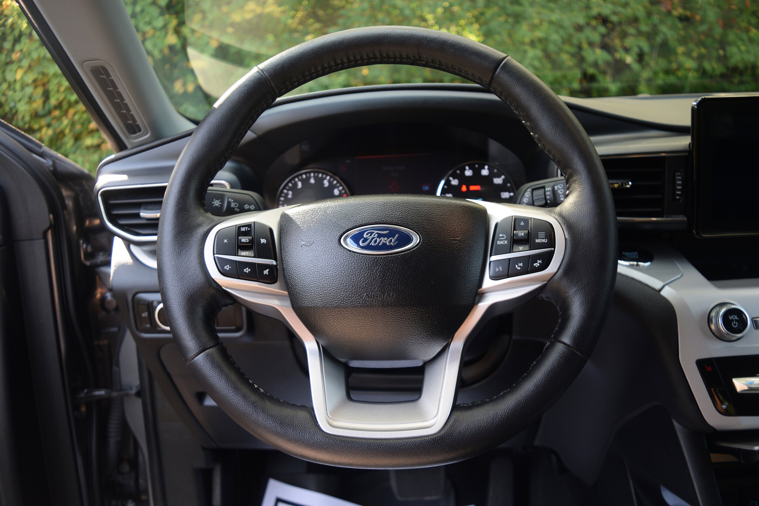 2023 Ford Explorer XLT photo 3