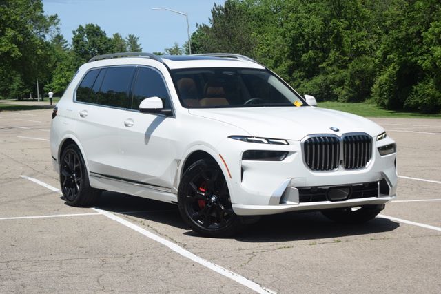 2023 BMW X7 xDrive40i's photo
