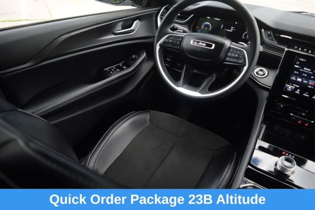 Used 2023 Jeep Grand Cherokee Laredo SUV