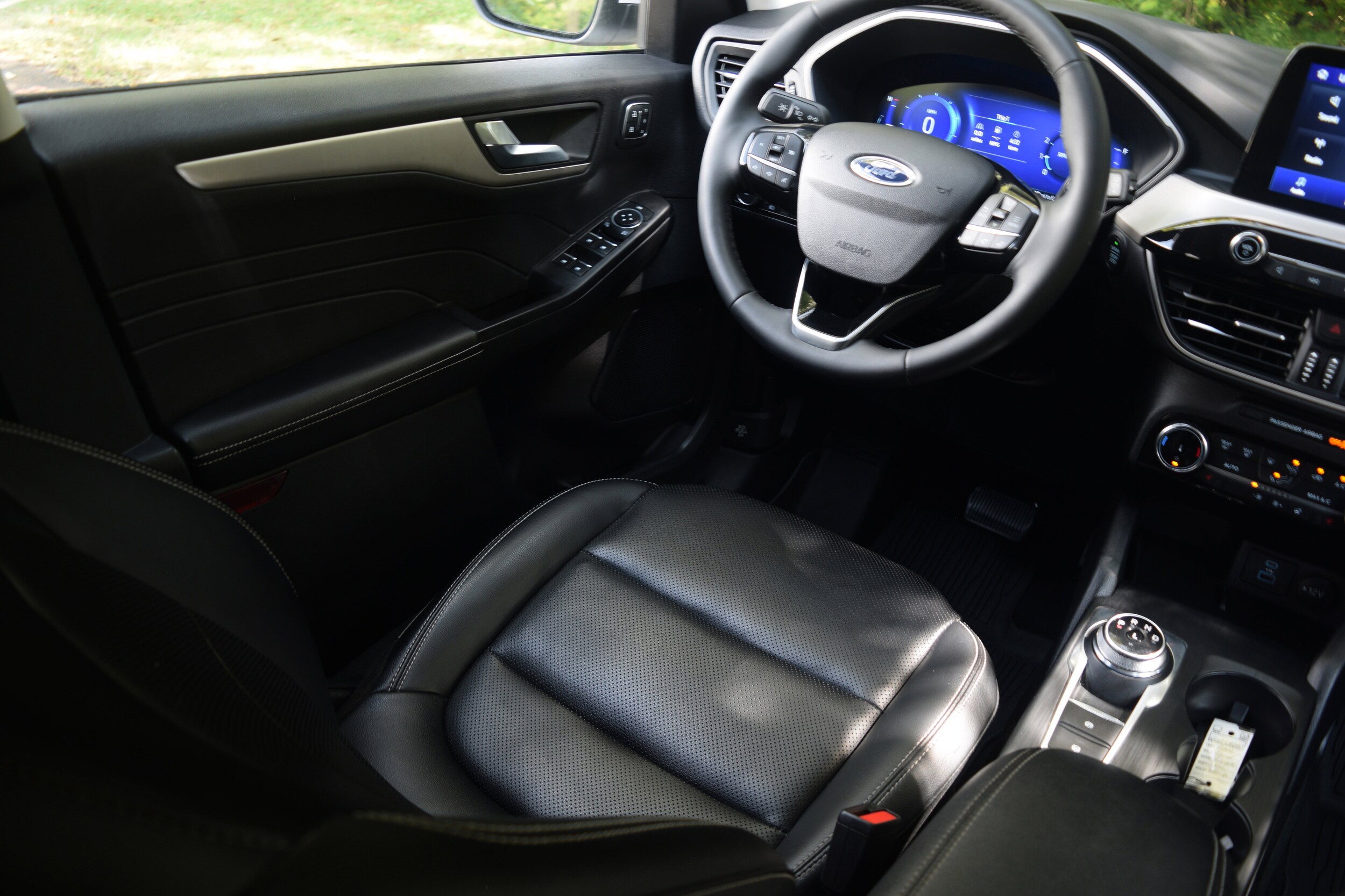 2022 Ford Escape SEL photo 2