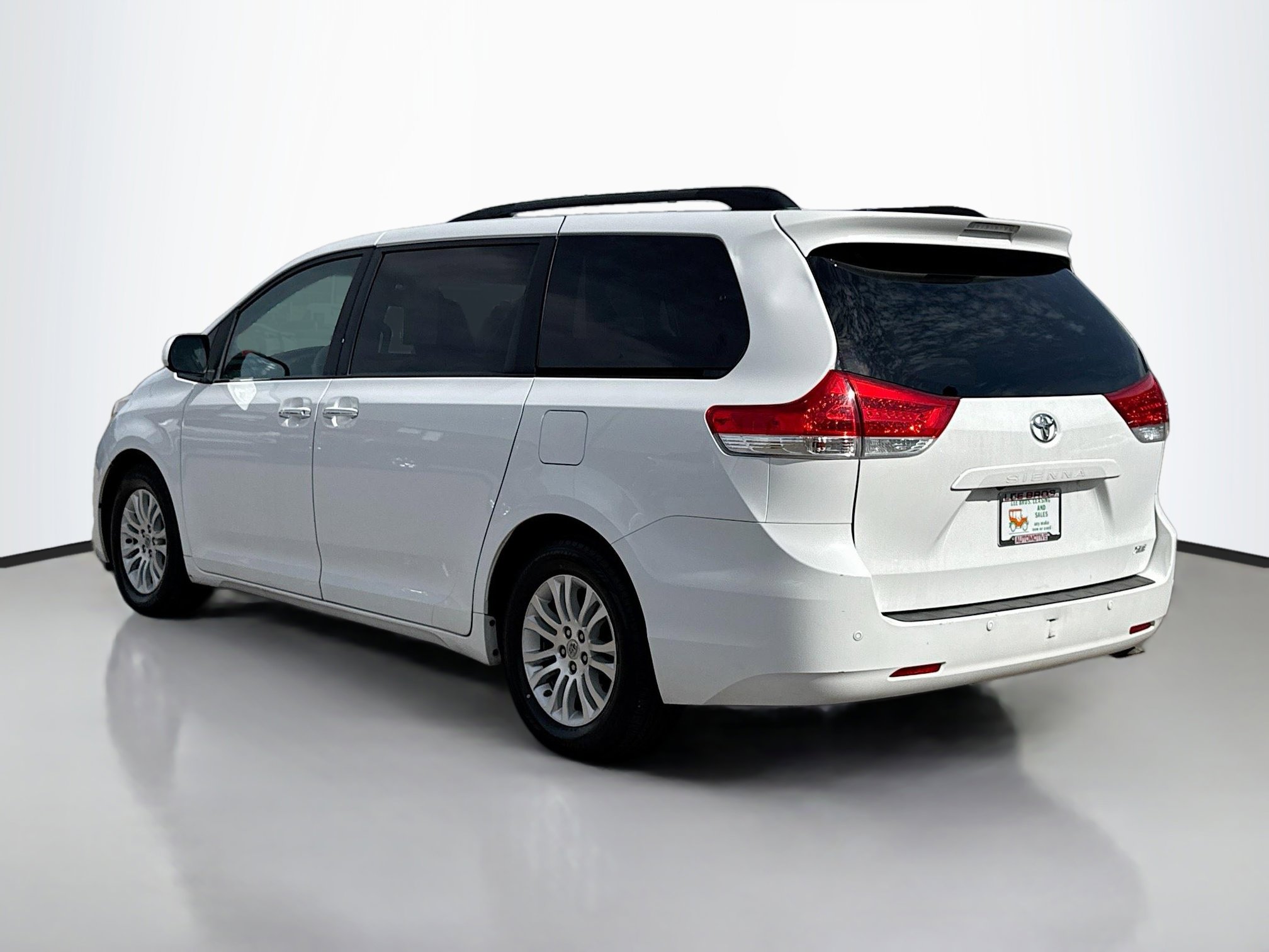 2011 Toyota Sienna XLE photo 4
