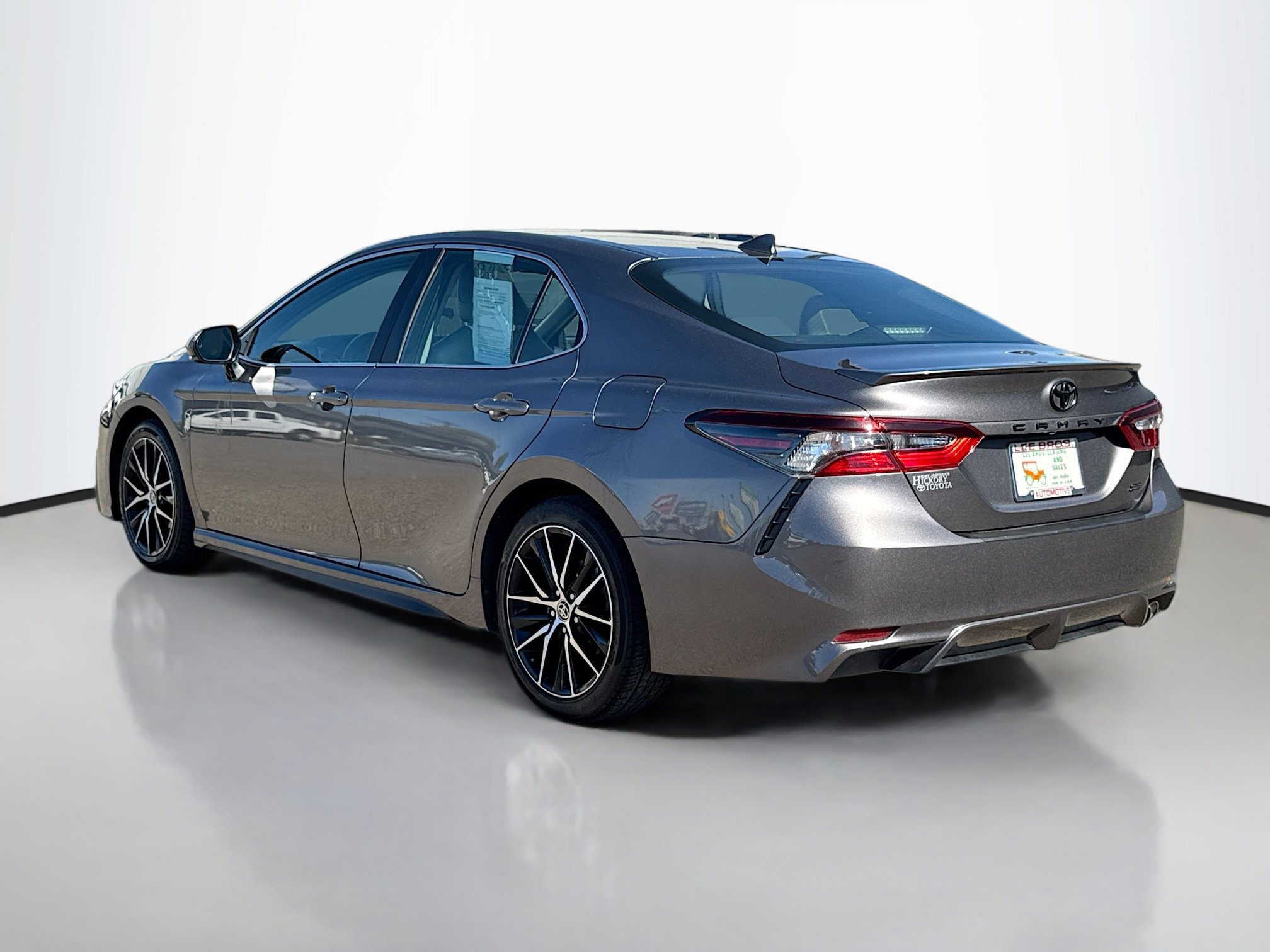 2022 Toyota Camry SE photo 4