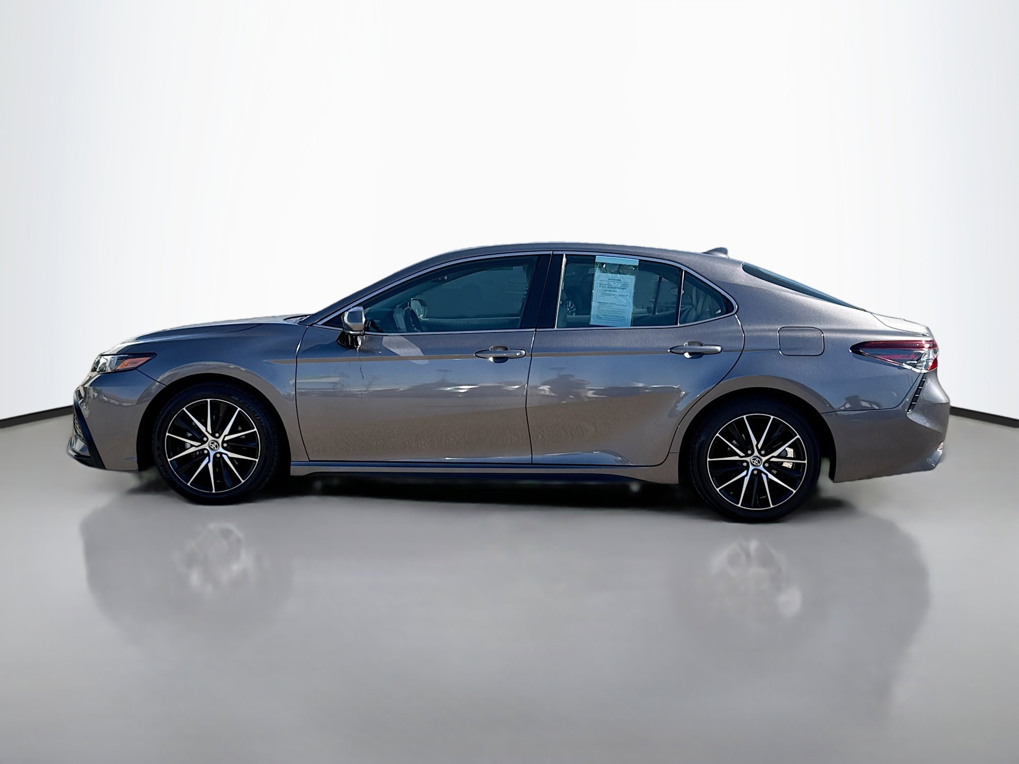 2022 Toyota Camry SE photo 3