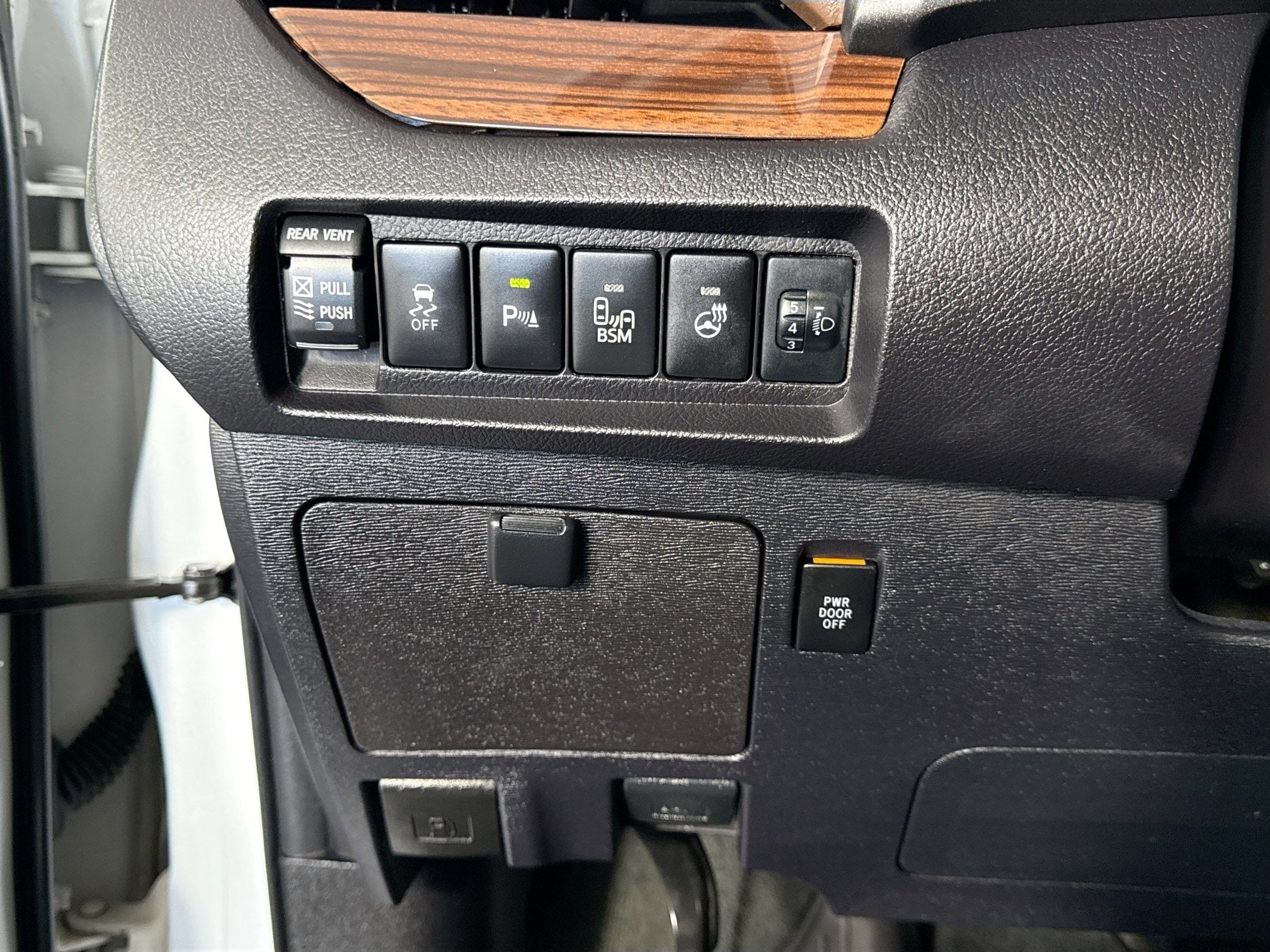 2017 Toyota Sienna Limited - Photo 32