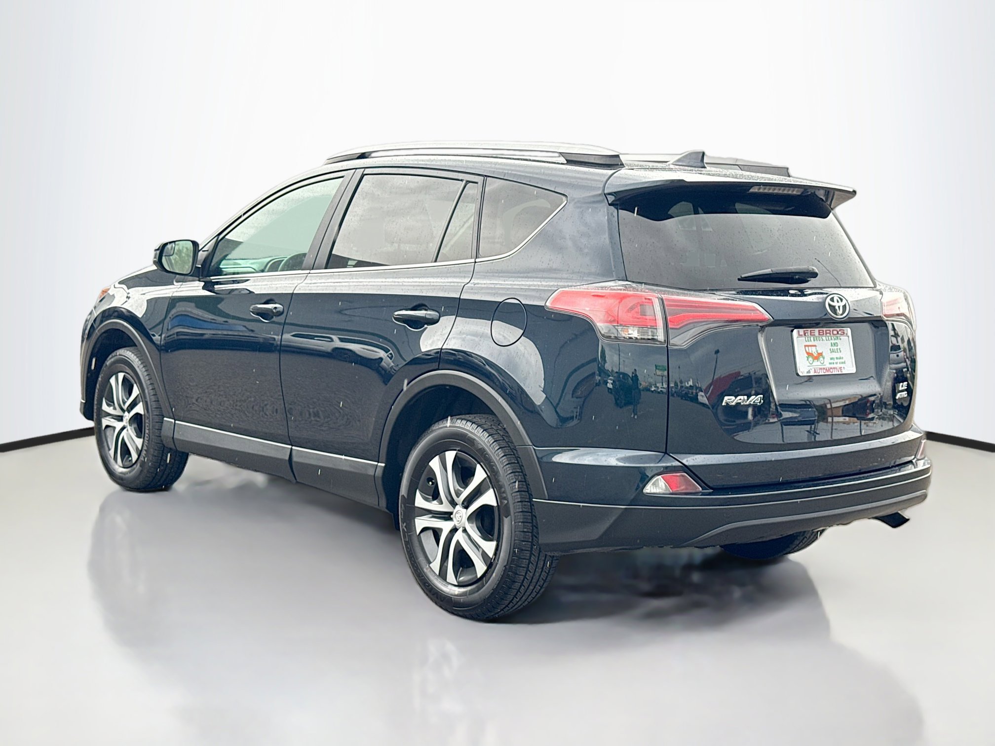 2017 Toyota RAV4 LE photo 4